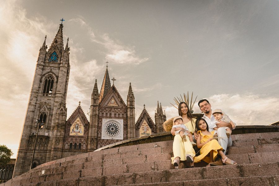 Familia en las escaleras de una basílica
