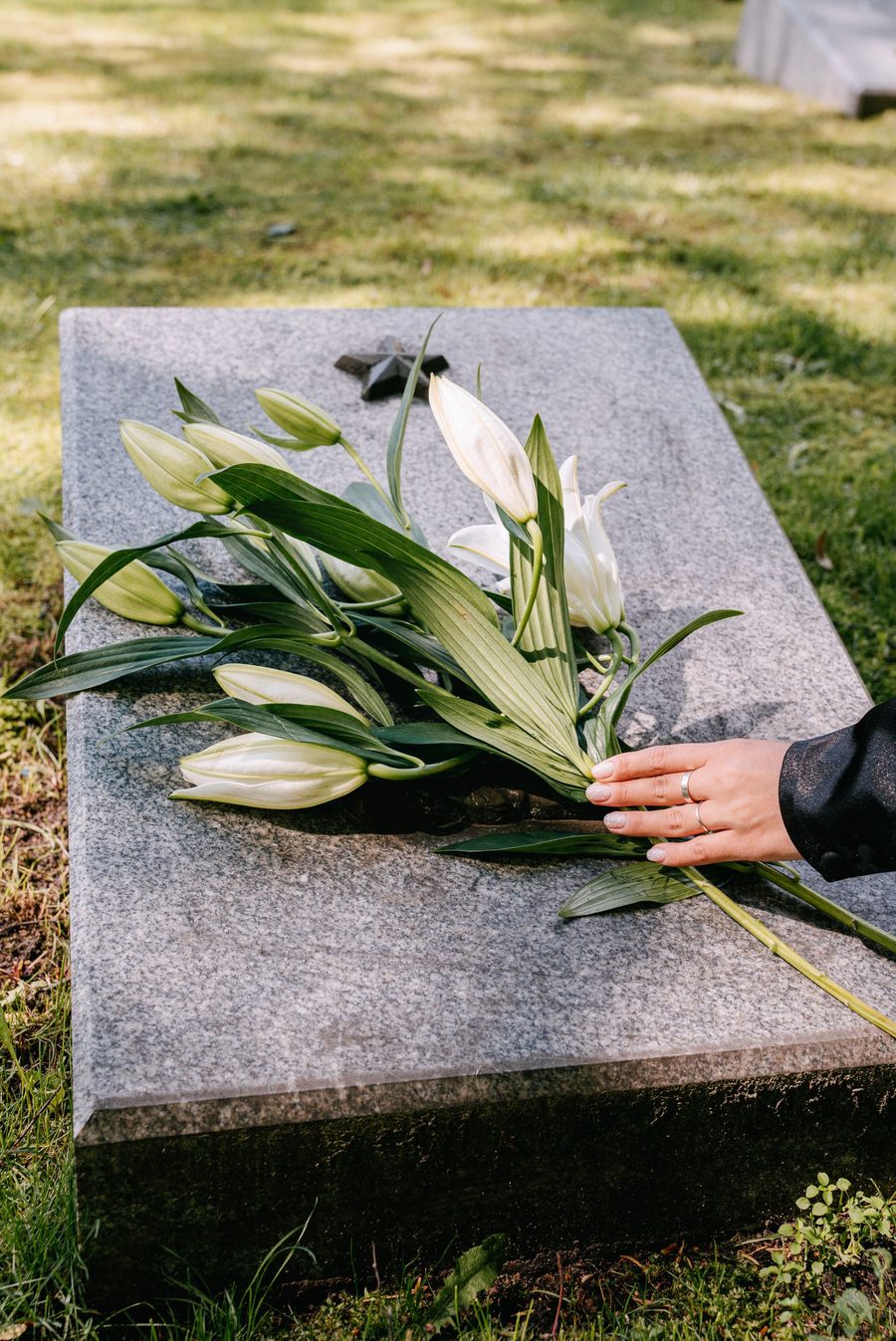 Tulipanes blancos sobre una lápida